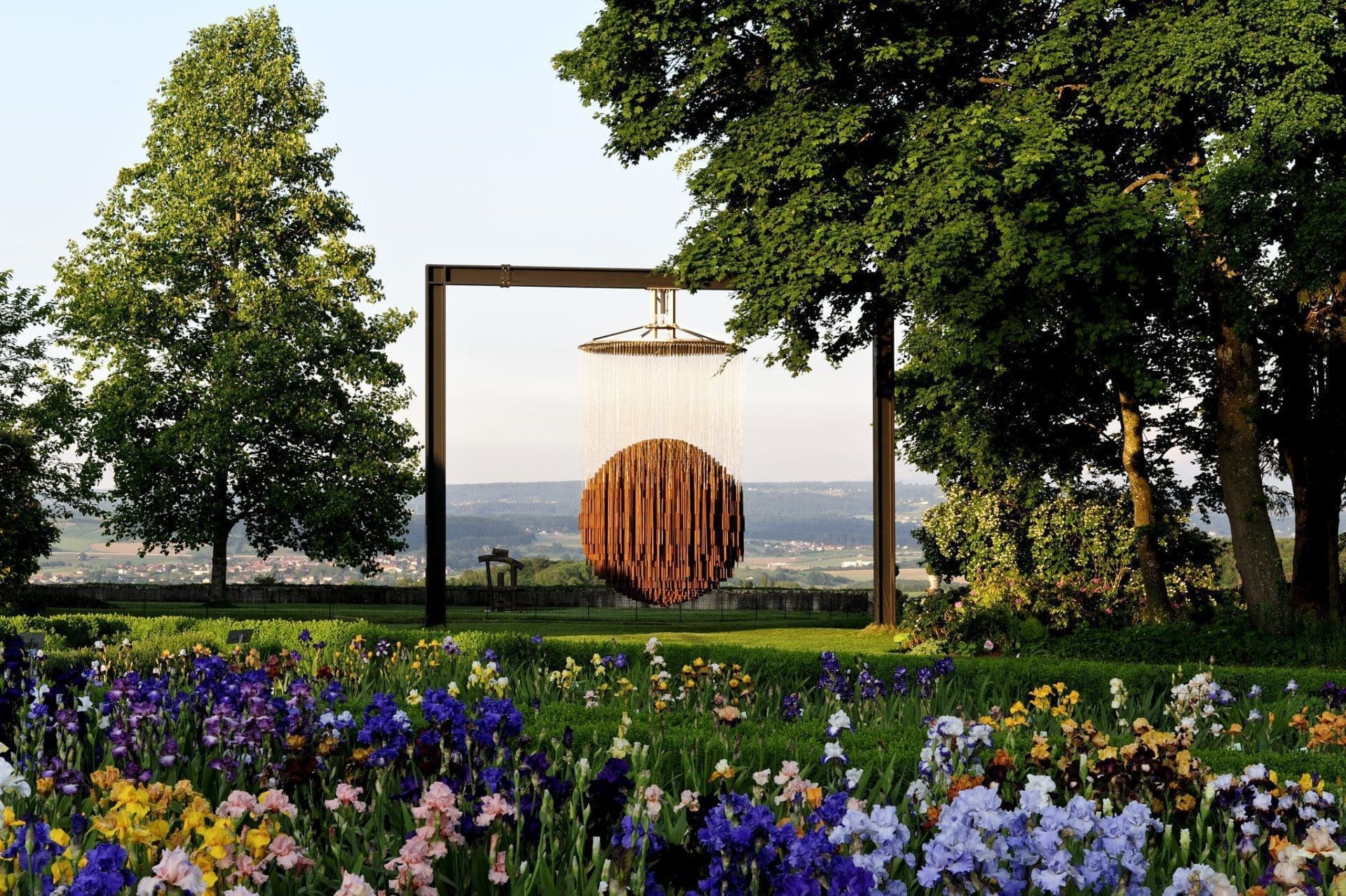 Sculpture Bing Bang exposée dans les jardins du Château