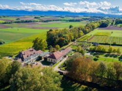 Vue aérienne du domaine aux couleurs d'automne.