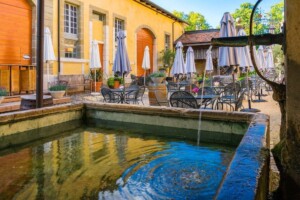 Cour du Château où se trouve la petite restauration.