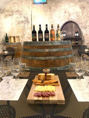 Dégustation de vin dans la cave privée du château.