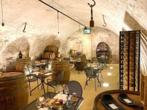Dégustation de vin dans la cave privée du château.