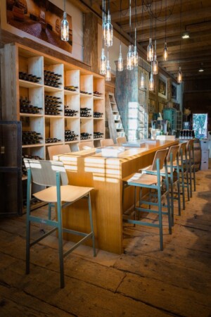 Table de dégustation de vin dans la boutique.