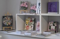 Plan sur la partie librairie de la boutique.