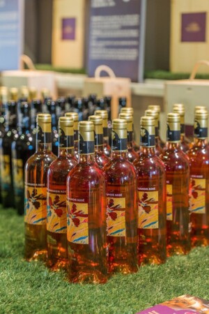 Bouteille de rosé dans la boutique.