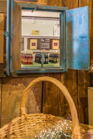 Bouteilles de rosé et de rouge dans la boutique.