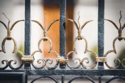 Détail du portail doré du Château