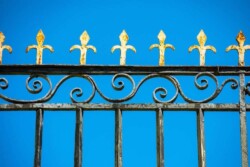 Détail du portail doré et noir du Château