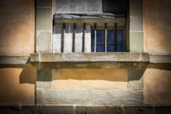 Close-up d'une fenêtre à barreaux