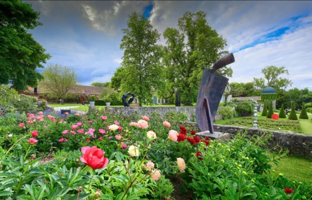 🌸Pivoines en majesté au Château de Vullierens🌸

On connaît le Château de Vullierens pour son extraordinaire floraison d’iris… mais avez-vous déjà vu ses pivoines ? 💗 Un véritable enchantement floral, tout aussi spectaculaire et envoûtant !
Du rose tendre au rouge profond, en passant par le blanc immaculé, les pivoines rivalisent de beauté et offrent un moment suspendu au cœur des jardins. Un must absolu pour les amoureux de fleurs et de nature 🌿✨
📅 À ne pas manquer : la saison des pivoines bat son plein !