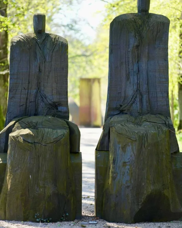 Les gardiens de nos jardins c’est eux ! Dans le silence majestueux des jardins du Château de Vullierens, d’imposantes silhouettes veillent: les sculptures monumentales en chêne brûlé signées par l’artiste français Christian Lapie.

Ces figures énigmatiques, sans visage ni bras, semblent hors du temps. Elles incarnent la mémoire, l’humanité et le lien profond entre l’homme et la nature. Dispersées à travers les allées fleuries et les perspectives du domaine, elles transforment la promenade en une expérience à la fois poétique et spirituelle.
#ArtEtNature #gardenandsculpture #SwissEscape #visitswitzerland #myvaud #iloveswitzerland #sculpturepark