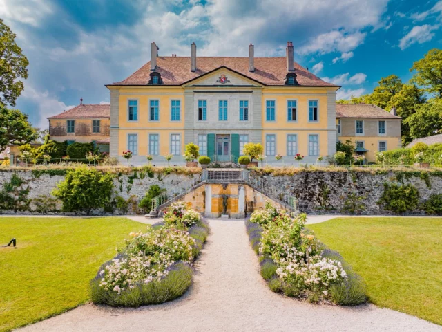 🏰 Majesté et histoire en terres vaudoises ! 

Dominant les collines de Vullierens depuis près de 8 siècles, le Château incarne l’élégance de l’architecture classique française en Suisse. Le bâtiment actuel a été construit en 1706 sur les fondations d’une forteresse médiévale, il témoigne d’une histoire familiale ininterrompue depuis plus de 700 ans. 

Un lieu chargé d’âme, où le temps semble suspendu.

#ChâteauDeVullierens #HistoireVivante #ArchitectureClassique #PatrimoineSuisse #VaudMonAmour #ChâteauSuisse #HéritageFamilial