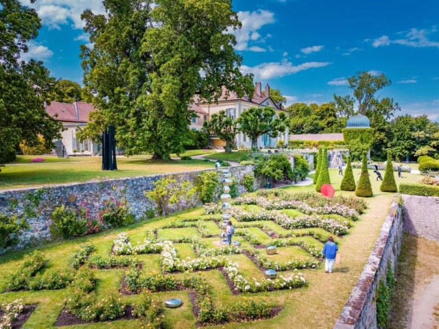 🌹 Dorianne’s garden, jardin en zigzag sur la terrasse du Château 🌿
Un tracé audacieux, des lignes qui dansent, des roses à perte de vue… Ce jardin singulier est bien plus qu’une composition florale : c’est une œuvre d’art vivante.
Imaginé pour surprendre, dessiné pour émouvoir, ce jardin en zigzag est l’un des emblèmes majeurs de nos jardins — un hommage vibrant à Dorianne, l’épouse du propriétaire, artiste et âme visionnaire de Vullierens, qui a su insuffler l’art jusque dans la terre.
C’est ici, au cœur de ce tracé élégant, que l’on perçoit toute la sensibilité de celle qui a façonné l’esprit au quatre coins du domaine. Une femme libre, créatrice, qui a fait des terres de Vullierens un dialogue permanent entre la nature et la beauté.
💐 Venez flâner dans cet espace où chaque détour raconte une histoire… celle de Dorianne.
Écoutez-là raconter son histoire (lien en story)  #hommage #Jardinderoses #roseraie #gardendesign #jardinatheme #sculpture #patrimoinevaudois #ArtEtNature