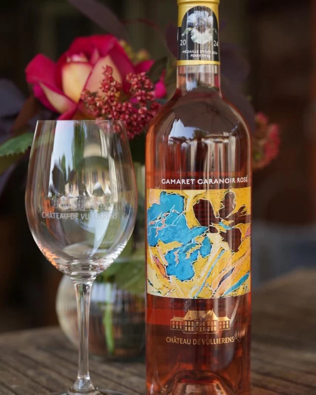 🍇ROSÉ bio 2024 Gamaret-Granoir 🌿🍷
Arrivé juste à temps pour la floraison des roses 🌹 

Baladez-vous entre sculptures, jardins en fleurs et allées parfumées… puis laissez-vous tenter par un verre bien frais de notre tout nouveau millésime 💫

Disponible à la boutique et à déguster sur place.

📍 Château de Vullierens
#RoséBio #Millésime2024 #ChâteauDeVullierens #JardinsEnFleur #EscapadeSuisse #ArtEtNature
 #swisswine #swisswinelover  #vignoblevaudois #gamaret #vinsvaudois #garanoir #oenotourisme