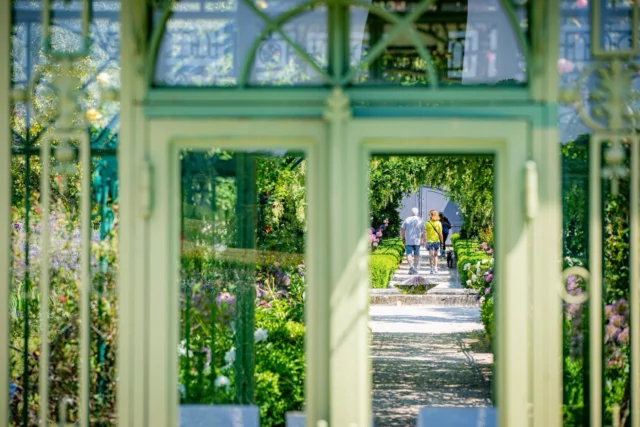 🌿 Flânez loin des foules… 🌿
Dans les jardins paisibles d’un château privé, chaque pas invite à la rêverie. Sous les tonnelles fleuries, le parfum des saisons flotte dans l’air.
Promenez-vous à l’ombre des arbres centenaires,
suivez les allées bordées de roses et laissez le charme opérer.

Un lieu hors du temps, pour se ressourcer, admirer, respirer.
💚 Ici, la nature et le patrimoine se rencontrent en toute intimité.

📍À découvrir au Château de Vullierens – loin du bruit, tout près du cœur.
#evasionflorale #EvasionNature #chateauprive #laviedechateau #flaneriechic #tourismelocal